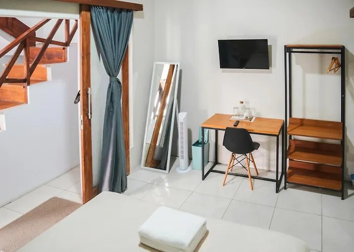 Greek House: W/desk + Shared Pool&kitchen /3 Canggu